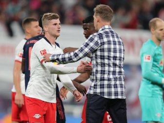 Leipzigs Werner (l) und Trainer Nagelsmann (M) klatschen sich nach dem Unentschieden gegen den FC Bayern München ab. Foto: J. Woitas Leipzigs Werner (l) und Trainer Nagelsmann (M) klatschen sich nach dem Unentschieden gegen den FC Bayern München ab. Foto: J. Woitas