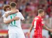 Werder Bremen kann nach dem 2:1 bei Union Berlin die nächsten schweren Aufgaben angehen: Josh Sargent (l) und Niclas Füllkrug umarmen sich nach dem Sieg. Foto: Soeren Stache