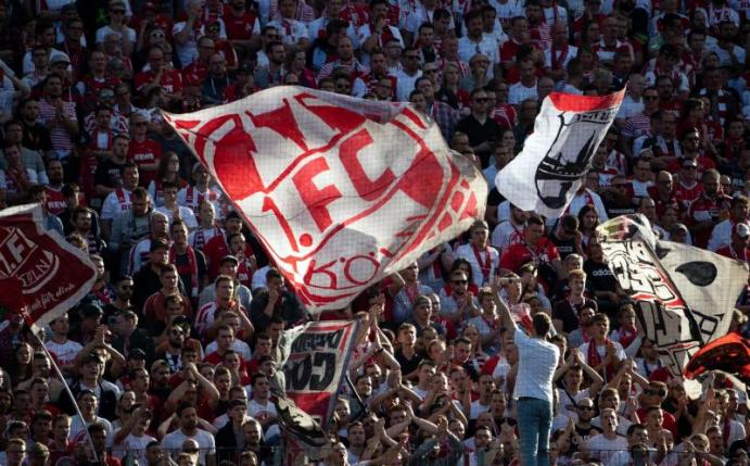 Beim Spiel in Köln sorgte ein explodierender lauter Böller aus dem Kölner Block für Unmut. Foto: Federico Gambarini