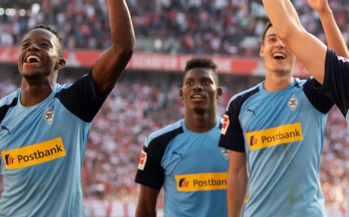 Wurde in Gladbach zum Strahlemann: Breel Embolo (M) feiert mit seinen Teamkollegen den Sieg in Köln. Foto: Federico Gambarini