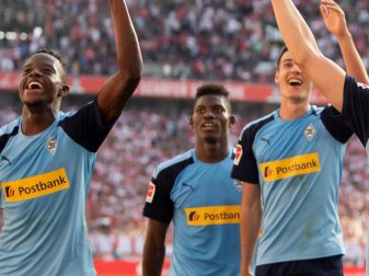 Wurde in Gladbach zum Strahlemann: Breel Embolo (M) feiert mit seinen Teamkollegen den Sieg in Köln. Foto: Federico Gambarini Wurde in Gladbach zum Strahlemann: Breel Embolo (M) feiert mit seinen Teamkollegen den Sieg in Köln. Foto: Federico Gambarini