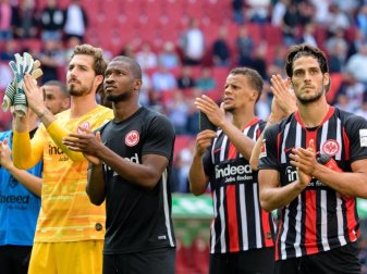Nach der Niederlage wurden die Frankfurter Kicker minutenlang von den Fans vor der Gäste-Kurve aufgemuntert. Foto: Matthias Balk Nach der Niederlage wurden die Frankfurter Kicker minutenlang von den Fans vor der Gäste-Kurve aufgemuntert. Foto: Matthias Balk