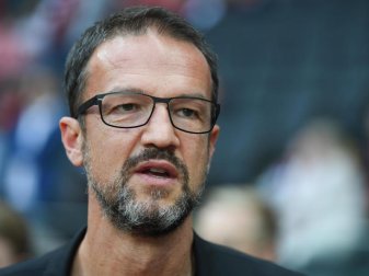 Hat mit Eintracht Frankfurt ein straffes Programm vor sich: Sportvorstand Fredi Bobic. Foto: Arne Dedert Hat mit Eintracht Frankfurt ein straffes Programm vor sich: Sportvorstand Fredi Bobic. Foto: Arne Dedert