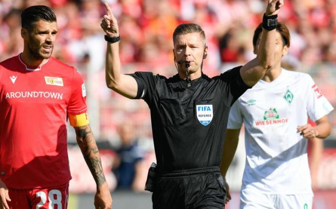 Im Fokus: Schiedsrichter Tobias Welz (M) entscheidet nach Videobeweis auf Elfmeter für Werder Bremen. Foto: Tom Weller