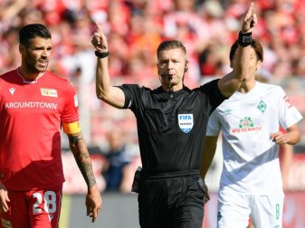Im Fokus: Schiedsrichter Tobias Welz (M) entscheidet nach Videobeweis auf Elfmeter für Werder Bremen. Foto: Tom Weller Im Fokus: Schiedsrichter Tobias Welz (M) entscheidet nach Videobeweis auf Elfmeter für Werder Bremen. Foto: Tom Weller