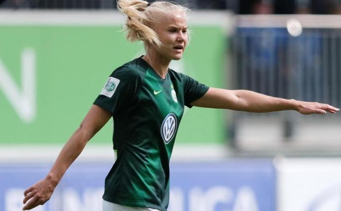 Die Wolfsburgerin Pernille Harder schießt den VfL mit zwei Toren an die Tabellenspitze. Foto: Peter Steffen