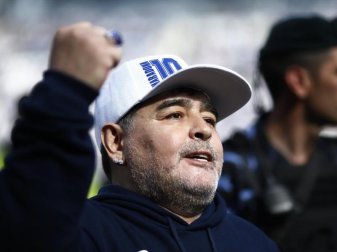 Die argentinische Fußball-Legende Diego Maradona kann die Niederlage nicht verhindern. Foto: Marcos Brindicci/AP Die argentinische Fußball-Legende Diego Maradona kann die Niederlage nicht verhindern. Foto: Marcos Brindicci/AP