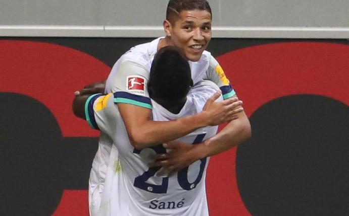 Amine Harit (h.) lässt sich von Salif Sané feiern. Foto: Friso Gentsch