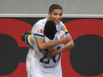 Amine Harit (h.) lässt sich von Salif Sané feiern. Foto: Friso Gentsch Amine Harit (h.) lässt sich von Salif Sané feiern. Foto: Friso Gentsch
