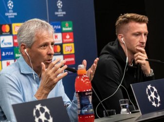 BVB-Trainer Lucien Favre (l) und Marco Reus bei der Pressekonferenz vor dem Spiel gegen den FC Barcelona. Foto: Bernd Thissen BVB-Trainer Lucien Favre (l) und Marco Reus bei der Pressekonferenz vor dem Spiel gegen den FC Barcelona. Foto: Bernd Thissen