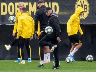 Trainer Lucien Favre (vorn) nimmt am Abschlusstraining teil. Der BVB rechnet sich durchaus Chancen gegen den FC Barcelona aus. Foto: Bernd Thissen Trainer Lucien Favre (vorn) nimmt am Abschlusstraining teil. Der BVB rechnet sich durchaus Chancen gegen den FC Barcelona aus. Foto: Bernd Thissen
