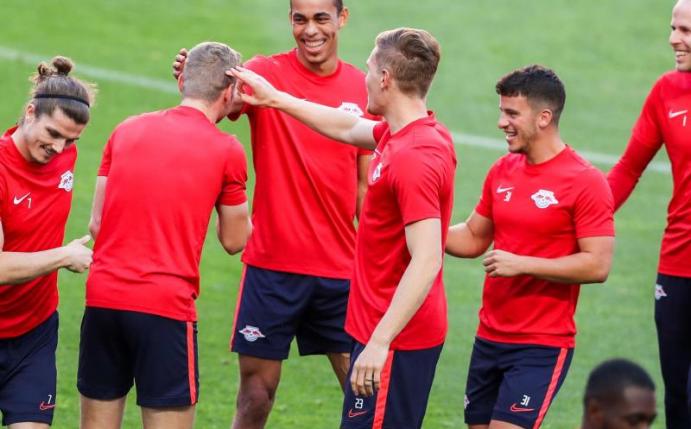Die Spieler von RB Leipzig haben beim Abschlusstraining im Stadion von Benfica Lissabon ihren Spaß. Foto: Jan Woitas