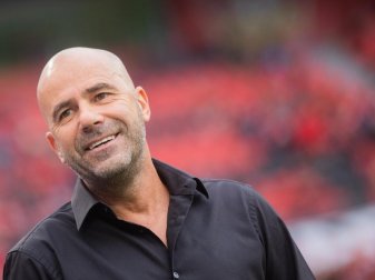Leverkusens Trainer Peter Bosz trifft mit seinem Team in der Champions League auf Lokomotive Moskau. Foto: Rolf Vennenbernd Leverkusens Trainer Peter Bosz trifft mit seinem Team in der Champions League auf Lokomotive Moskau. Foto: Rolf Vennenbernd