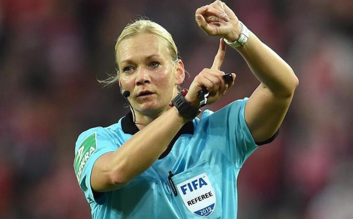 Hat einen gesunden Humor: Schiedsrichterin Bibiana Steinhaus. Foto: Torsten Silz