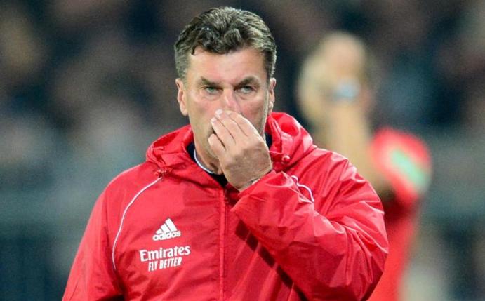Kassierte mit seinem Team die erste Niederlage der Saison: HSV-Trainer Dieter Hecking. Foto: Daniel Bockwoldt