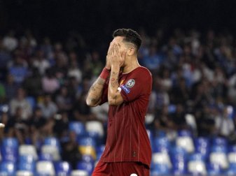 Roberto Firmino vom FC Liverpool schlägt nach der Niederlage in Neapel seine Hände vors Gesicht. Foto: Gregorio Borgia/AP Roberto Firmino vom FC Liverpool schlägt nach der Niederlage in Neapel seine Hände vors Gesicht. Foto: Gregorio Borgia/AP