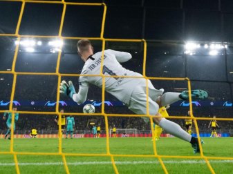 Barcelonas Keeper Marc-André ter Stege parierte den Elfmeter von Dortmunds Marco Reus. Foto: Bernd Thissen Barcelonas Keeper Marc-André ter Stege parierte den Elfmeter von Dortmunds Marco Reus. Foto: Bernd Thissen