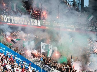 Pyrotechnik beim Derby zwischen Köln und Gladbach. Foto: Federico Gambarini Pyrotechnik beim Derby zwischen Köln und Gladbach. Foto: Federico Gambarini