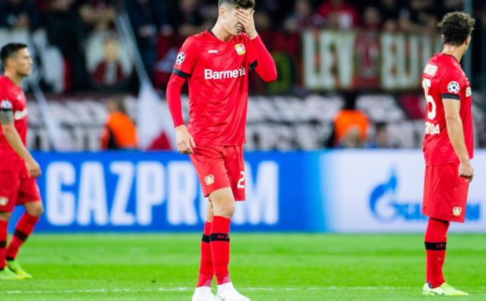 Die Spieler von Bayer Leverkusen hadern mit der Niederlage gegen Lokomotive Moskau. Foto: Rolf Vennenbernd