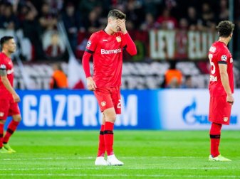 Die Spieler von Bayer Leverkusen hadern mit der Niederlage gegen Lokomotive Moskau. Foto: Rolf Vennenbernd Die Spieler von Bayer Leverkusen hadern mit der Niederlage gegen Lokomotive Moskau. Foto: Rolf Vennenbernd