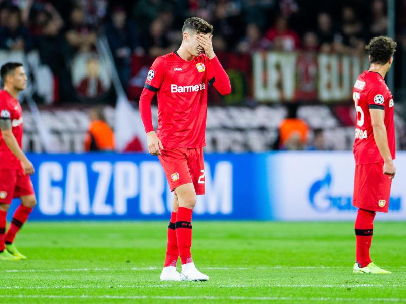 Die Spieler von Bayer Leverkusen hadern mit der Niederlage gegen Lokomotive Moskau. Foto: Rolf Vennenbernd