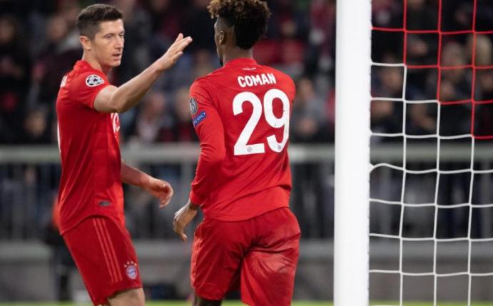Torschütze Kingsley Coman (r) und Robert Lewandowski feiern das 1:0 gegen Roter Stern. Foto: Sven Hoppe