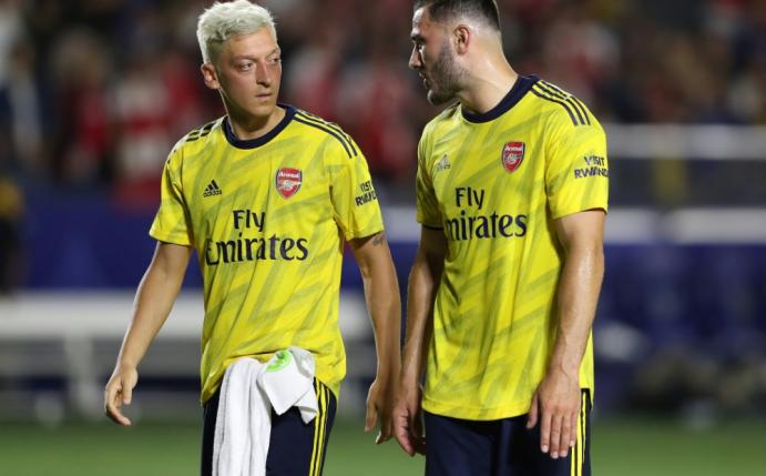 Teamkollegen bei Arsenal: Özil (l.) und Kolasinac (r.)