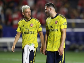 Teamkollegen bei Arsenal: Özil (l.) und Kolasinac (r.) Teamkollegen bei Arsenal: Özil (l.) und Kolasinac (r.)