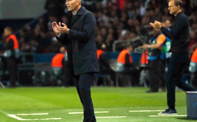 Real-Trainer Zinedine Zidane (l) steckt mit Madrid auch wegen der Niederlage in Paris in Schwierigkeiten. Foto: Francois Mori/AP