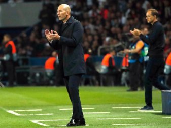 Real-Trainer Zinedine Zidane (l) steckt mit Madrid auch wegen der Niederlage in Paris in Schwierigkeiten. Foto: Francois Mori/AP Real-Trainer Zinedine Zidane (l) steckt mit Madrid auch wegen der Niederlage in Paris in Schwierigkeiten. Foto: Francois Mori/AP