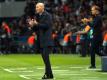 Real-Trainer Zinedine Zidane (l) steckt mit Madrid auch wegen der Niederlage in Paris in Schwierigkeiten. Foto: Francois Mori/AP