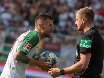 Der FC Augsburg muss möglicherweise weiter auf Daniel Baier (l) verzichten. Foto: Stefan Puchner Der FC Augsburg muss möglicherweise weiter auf Daniel Baier (l) verzichten. Foto: Stefan Puchner