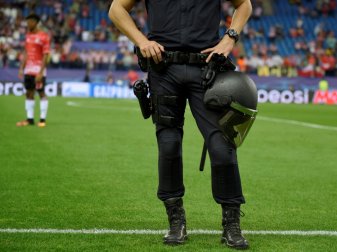 Die Polizei musste mit einem Großaufgebot einschreiten Die Polizei musste mit einem Großaufgebot einschreiten