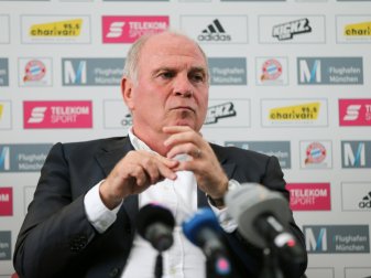 Uli Hoeneß stellt sich hinter Torwart Manuel Neuer Uli Hoeneß stellt sich hinter Torwart Manuel Neuer