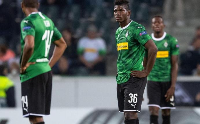 Gladbachs Alassane Plea (l-r), Breel Embolo und Denis Zakaria reagieren enttäuscht auf den Gegentreffer zum 0:4. Foto: Marius Becker