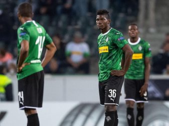 Gladbachs Alassane Plea (l-r), Breel Embolo und Denis Zakaria reagieren enttäuscht auf den Gegentreffer zum 0:4. Foto: Marius Becker Gladbachs Alassane Plea (l-r), Breel Embolo und Denis Zakaria reagieren enttäuscht auf den Gegentreffer zum 0:4. Foto: Marius Becker