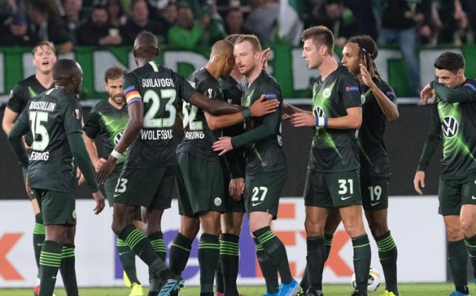 Die Wolfsburger bejubeln das Tor zum 1:0 gegen den FC Oleksandriya. Foto: Peter Steffen