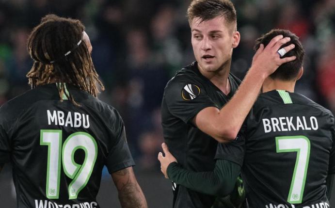 Die Wolfsburger um Kevin Mbabu, Robin Knoche und Josip Brekalo (l-r) feierten einen Pflichtsieg. Foto: Peter Steffen