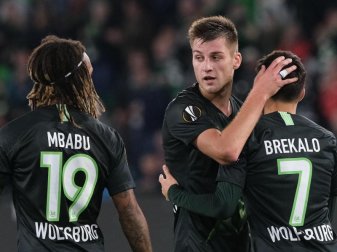 Die Wolfsburger um Kevin Mbabu, Robin Knoche und Josip Brekalo (l-r) feierten einen Pflichtsieg. Foto: Peter Steffen Die Wolfsburger um Kevin Mbabu, Robin Knoche und Josip Brekalo (l-r) feierten einen Pflichtsieg. Foto: Peter Steffen