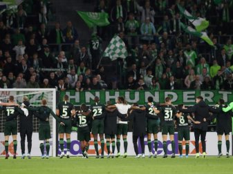 Die Minuskulisse feierte die siegreichen Wölfe trotzdem Die Minuskulisse feierte die siegreichen Wölfe trotzdem