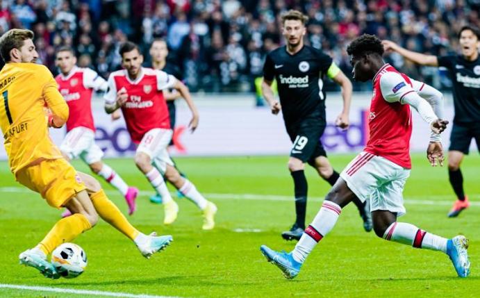 Bukayo Saka (r) stellte die Frankfurter Abwehr vor Probleme. Foto: Uwe Anspach