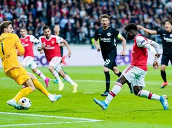 Bukayo Saka (r) stellte die Frankfurter Abwehr vor Probleme. Foto: Uwe Anspach Bukayo Saka (r) stellte die Frankfurter Abwehr vor Probleme. Foto: Uwe Anspach