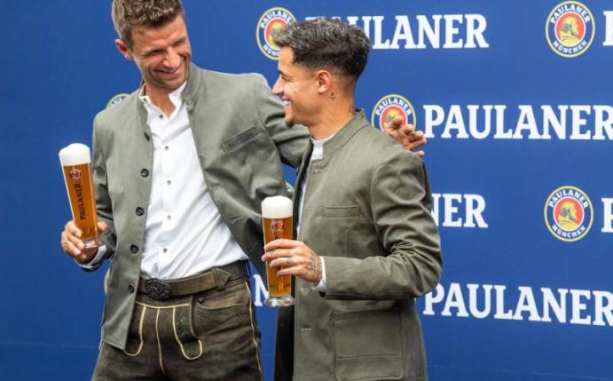 Philippe Coutinho (r) ist beim FC Bayern München angekommen. Foto: Lino Mirgeler
