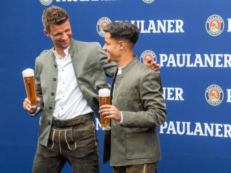 Philippe Coutinho (r) ist beim FC Bayern München angekommen. Foto: Lino Mirgeler Philippe Coutinho (r) ist beim FC Bayern München angekommen. Foto: Lino Mirgeler