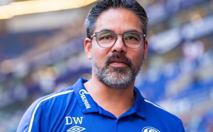 Trainer David Wagner dämpft auf Schalke die Erwartungen. Foto: Guido Kirchner