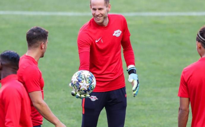 Torwart Peter Gulacsi (M.) bleibt RB Leipzig treu. Foto: Jan Woitas