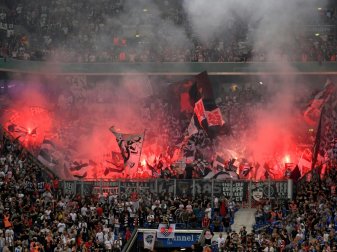 Frankfurter Fans brannten gegen Straßburg Pyrotechnik ab Frankfurter Fans brannten gegen Straßburg Pyrotechnik ab