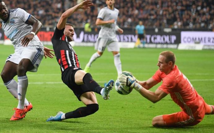 Ante Rebic (M) ist für diese Aktion gegen Straßburgs Torwart Matz Sels für fünf Spiele gesperrt worden. Foto: Arne Dedert