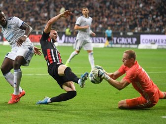 Ante Rebic (M) ist für diese Aktion gegen Straßburgs Torwart Matz Sels für fünf Spiele gesperrt worden. Foto: Arne Dedert Ante Rebic (M) ist für diese Aktion gegen Straßburgs Torwart Matz Sels für fünf Spiele gesperrt worden. Foto: Arne Dedert