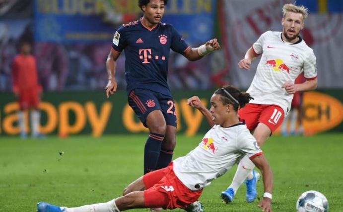 Serge Gnabry (l) wird beim FC Bayern München von Beginn an spielen. Foto: Hendrik Schmidt